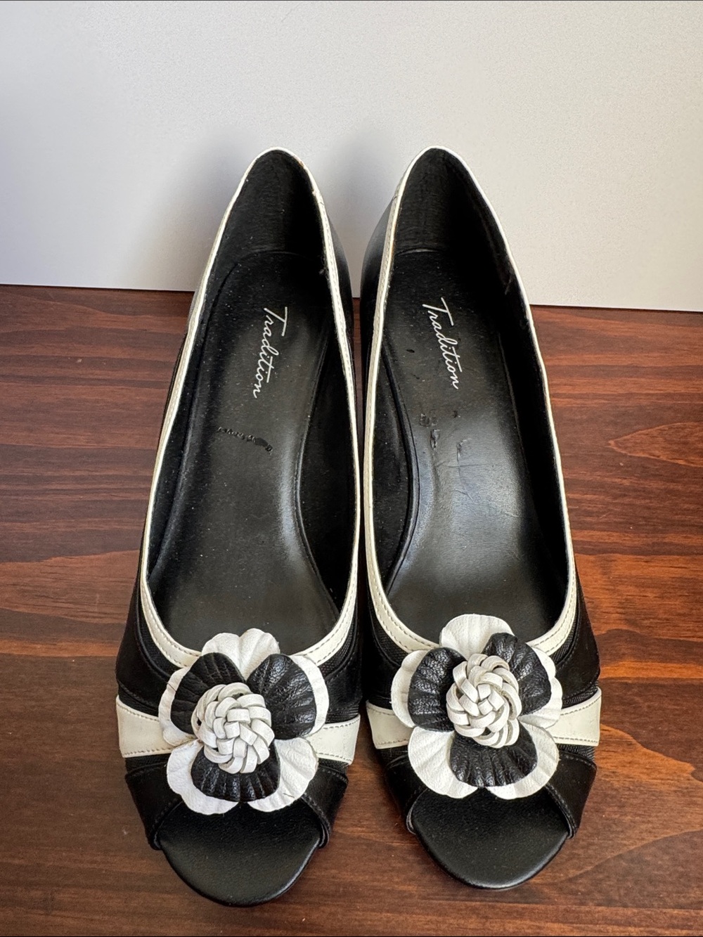 Tradition Elise Black White Peep Toe Wedge Heels Floral Accent Size 6M